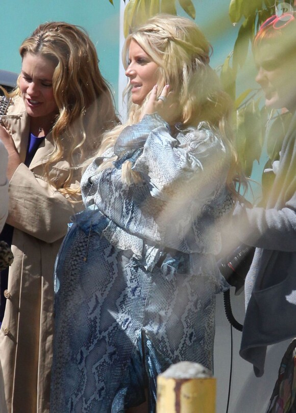 Jessica Simpson, plus ronde que jamais, organisait une baby-shower à laquelle ont participé sa petite soeur Ashlee et Jessica Alba. Los Angeles, le 18 mars 2012.