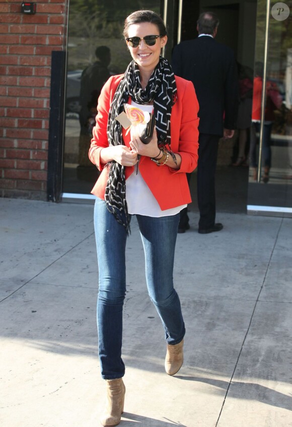 Une invitée stylée lors de la baby-shower de Jessica Simpson. Los Angeles, le 18 mars 2012.
