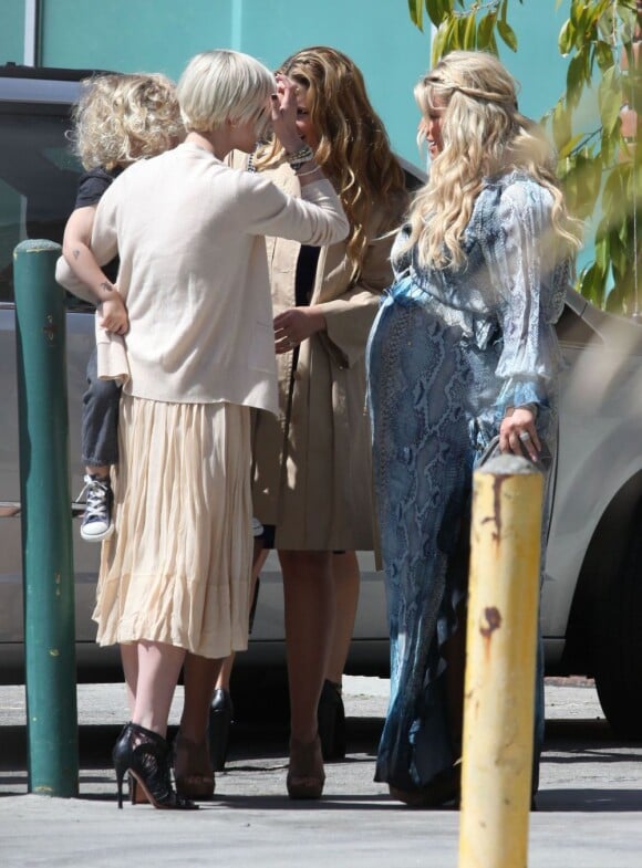 Jessica Simpson échange quelques mots avec sa petite soeur Ashlee à l'extérieur avant assister à la baby-shower. Los Angeles, le 18 mars 2012.