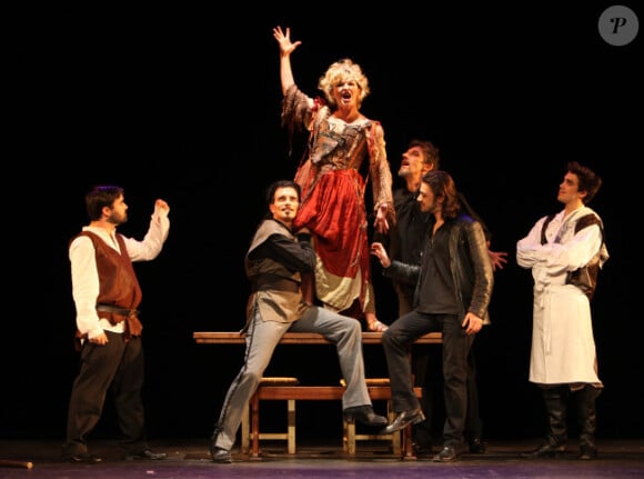 Jeane Manson en train de chanter lors de la générale de la pièce L'homme de la Mancha, au Théâtre des Variétés, le 19 mars 2012
