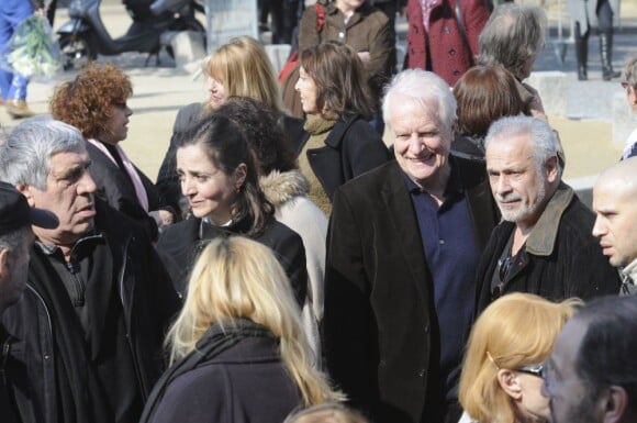 Jean-Pierre Castaldi, André Dussollier et Francis Perrin lors des obsèques de Michel Duchaussoy au crématorium du cimetière du Père-Lachaise à Paris le 20 mars 2012
