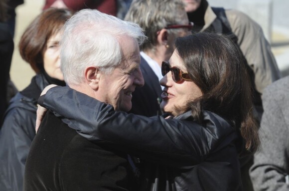André Dussollier et Ludmila Mikaël et lors des obsèques de Michel Duchaussoy au crématorium du cimetière du Père-Lachaise à Paris le 20 mars 2012
