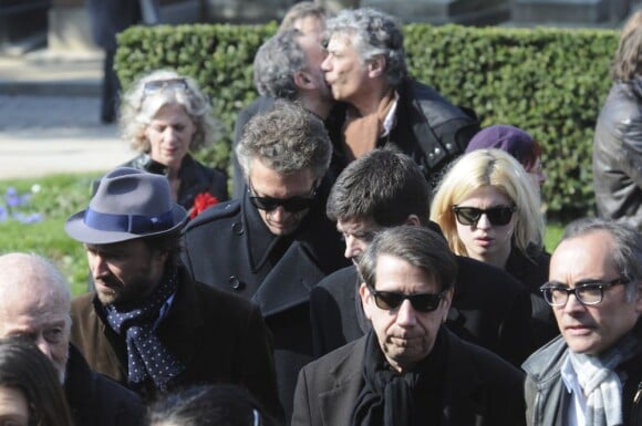 Vincent, Cécile, et Anne Cassel lors des obsèques de Michel Duchaussoy au crématorium du cimetière du Père-Lachaise à Paris le 20 mars 2012