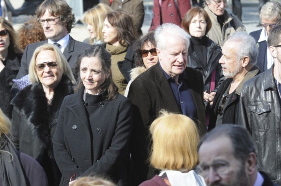 Dominique Blanc, André Dussollier et Francis Perrin lors des obsèques de Michel Duchaussoy au crématorium du cimetière du Père-Lachaise à Paris le 20 mars 2012
