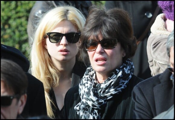 Cécile Cassel et sa mère Anne Cassel lors des obsèques de Michel Duchaussoy au crématorium du cimetière du Père-Lachaise à Paris le 20 mars 2012