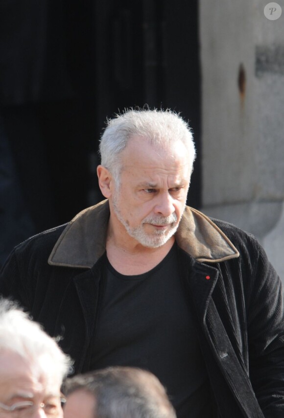 Francis Perrin lors des obsèques de Michel Duchaussoy au crématorium du cimetière du Père-Lachaise à Paris le 20 mars 2012