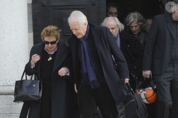 Danielle Gain et André Dussollier lors des obsèques de Michel Duchaussoy au crématorium du cimetière du Père-Lachaise à Paris le 20 mars 2012