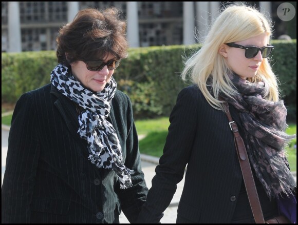 Anne et Cécile Cassel lors des obsèques de Michel Duchaussoy au crématorium du cimetière du Père-Lachaise à Paris le 20 mars 2012