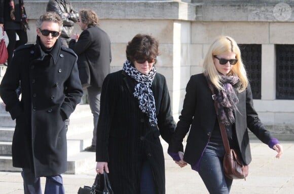 Vincent, Anne et Cécile Cassel lors des obsèques de Michel Duchaussoy au crématorium du cimetière du Père-Lachaise à Paris le 20 mars 2012