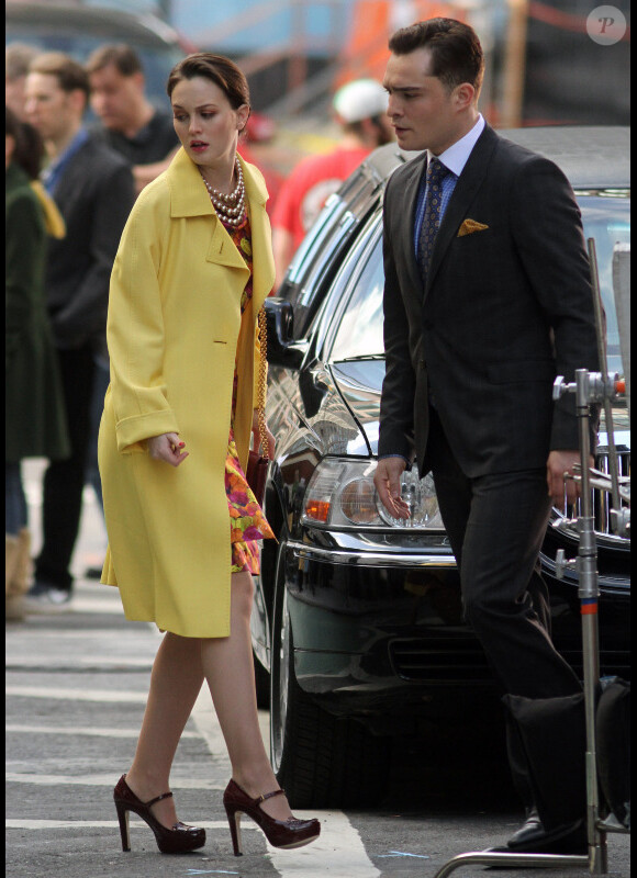Leighton Meester, tout de jaune vêtue, et son partenaire Ed Westwick sur le tournage de Gossip Girl, à New York, le 20 mars 2012
