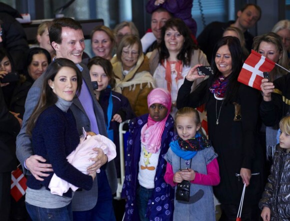 La princesse Marie et le prince Joachim de Danemark avec leur petite princesse née le 24 janvier 2012, à la sortie du Rigshospitalet de Copenhague, le 27 janvier 2012.