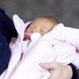 Le bébé de la princesse Marie et du prince Joachim de Danemark à la sortie du Rigshospitalet de Copenhague, le 27 janvier 2012, trois jours après sa naissance. 