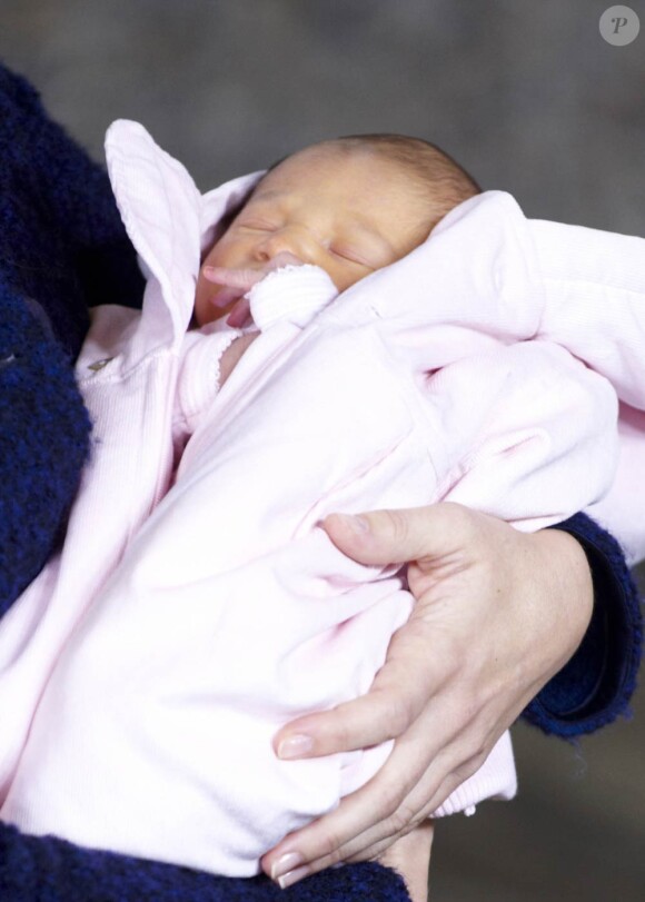 Le bébé de la princesse Marie et du prince Joachim de Danemark à la sortie du Rigshospitalet de Copenhague, le 27 janvier 2012, trois jours après sa naissance.