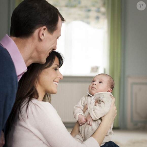 Le prince Joachim et la princesse Marie avec leur ravissante petite princesse, née le 24 janvier 2012, dans l'un des clichés officiels publiés le 21 mars 2012 par le palais, signé du photographe royal Steen Brogaard.