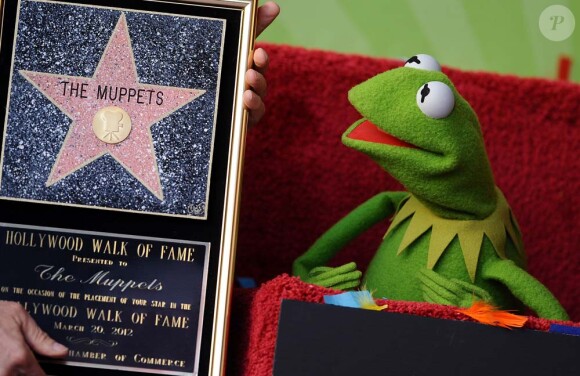 Kermit La grenouille des Muppets reçoit une nouvelle étoile sur le Walk of Fame à Los Angeles, le 20 mars 2012.