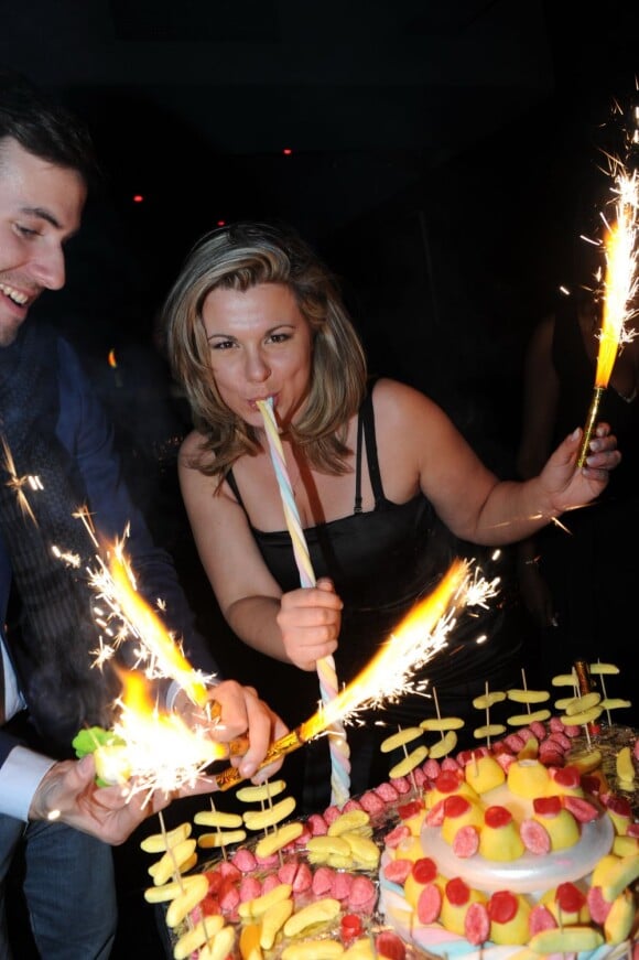 Cindy Lopes fête son vingt-neuvième anniversaire au six seven aux côtés d'un ancien participant de Secret Story, John, le 21 mars 2012