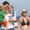 Tori Spelling, Dean McDermott et leurs enfants Stella et Liam à Malibu, le 30 mai 2011.