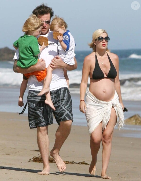 Tori Spelling, Dean McDermott et leurs enfants Stella et Liam à Malibu, le 30 mai 2011.
