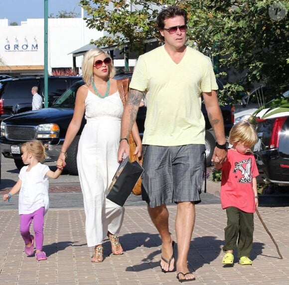 Tori Spelling, Dean McDermott et leurs enfants Stella et Liam à Malibu, le 22 juillet 2011.