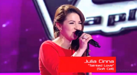 Julia, lors de son passage dans The Voice.