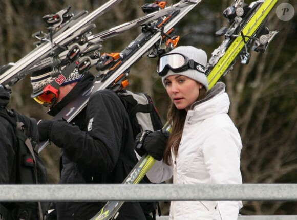 Kate Middleton et le prince William en mars 2008 lors de vacances aux sports d'hiver dans la station des Alpes suisses de Klosters.