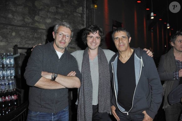 Philippe Uminski entouré de Lambert Wilson et Julien Clerc lors de son concert au Café de la Danse, à Paris, le 24 mars 2012, pour présenter son nouvel album, Mon Premier Amour.