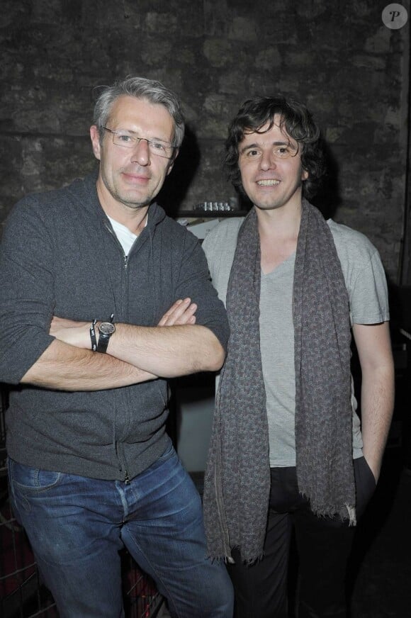Philippe Uminski avec Lambert Wilson lors de son concert au Café de la Danse, à Paris, le 24 mars 2012, pour présenter son nouvel album, Mon Premier Amour.