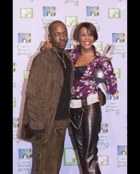 Bobby Brown et Whitney Houston posent lors MTV Europe Music Awards à Dublin en novembre 1999