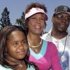 Bobby Brown en compagnie de Whitney Houston et de leur fille Bobbi Kristina au Disneyland d'Anahein en Californie en août 2004 