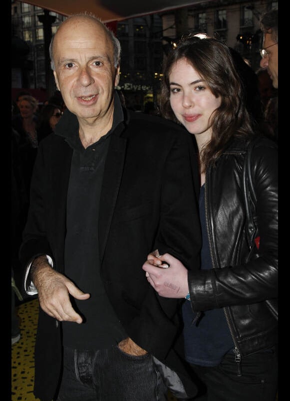 Alain Sarde et sa fille lors de l'avant-première de Sur la piste du Marsupilami à Paris le 26 mars 2012