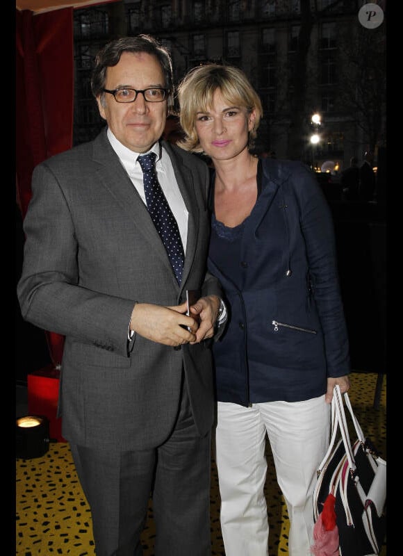 Nonce Paolini et sa femme lors de l'avant-première de Sur la piste du Marsupilami à Paris le 26 mars 2012