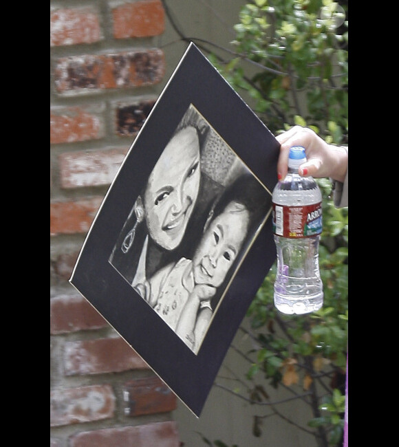 Katherine Heigl sort de chez elle, un magnifique portrait de sa fille et elle dans les bras, à Los Angeles, le 26 mars 2012