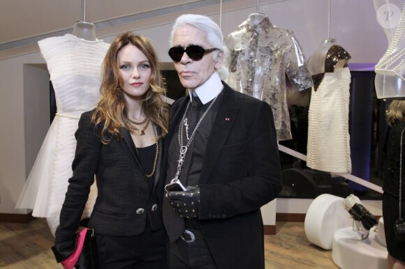 Vanessa Paradis et Karl Lagerfeld dans la boutique éphémère Chanel à Tokyo. Le 23 mars 2012