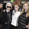 Karl Lagerfeld entouré d'Arizona Muse, Cara Delevingne, Karlie Kloss, Joan Smalls et Lily Donaldson à Tokyo pour la maison Chanel. Mars 2012