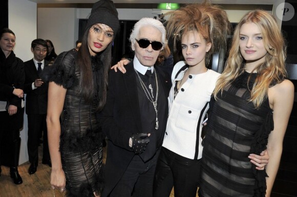 Karl Lagerfeld entouré d'Arizona Muse, Cara Delevingne, Karlie Kloss, Joan Smalls et Lily Donaldson à Tokyo pour la maison Chanel. Mars 2012