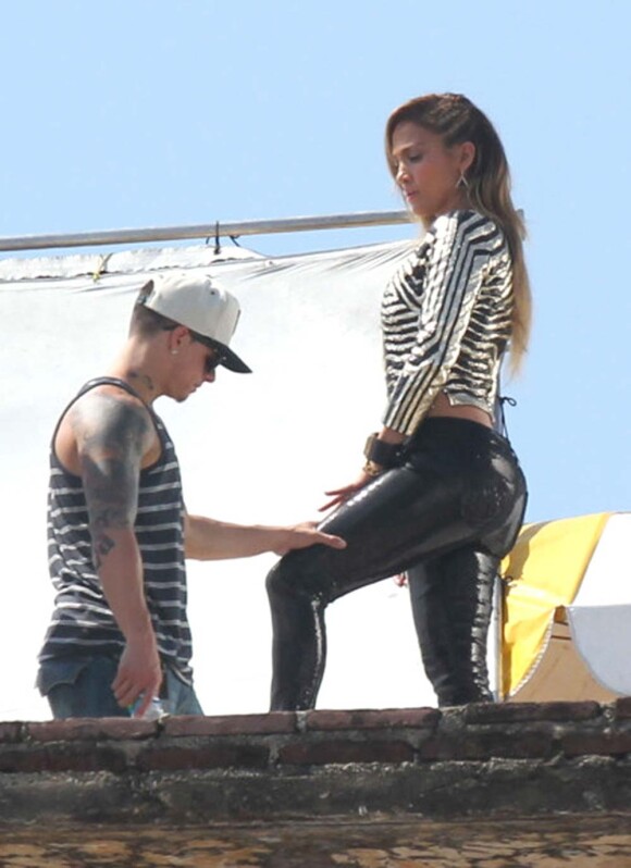 Jennifer Lopez et Casper Smart sur le tournage d'un clip vidéo pour le duo Wisin & Yandel, à Acapulco, le 12 mars 2012.
