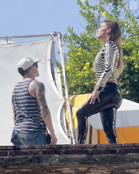 Jennifer Lopez et Casper Smart sur le tournage d'un clip vidéo pour le duo Wisin & Yandel, à Acapulco, le 12 mars 2012.