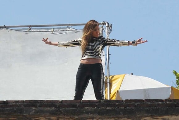 Jennifer Lopez sur le tournage d'un clip vidéo pour le duo Wisin & Yandel, à Acapulco, le 12 mars 2012.