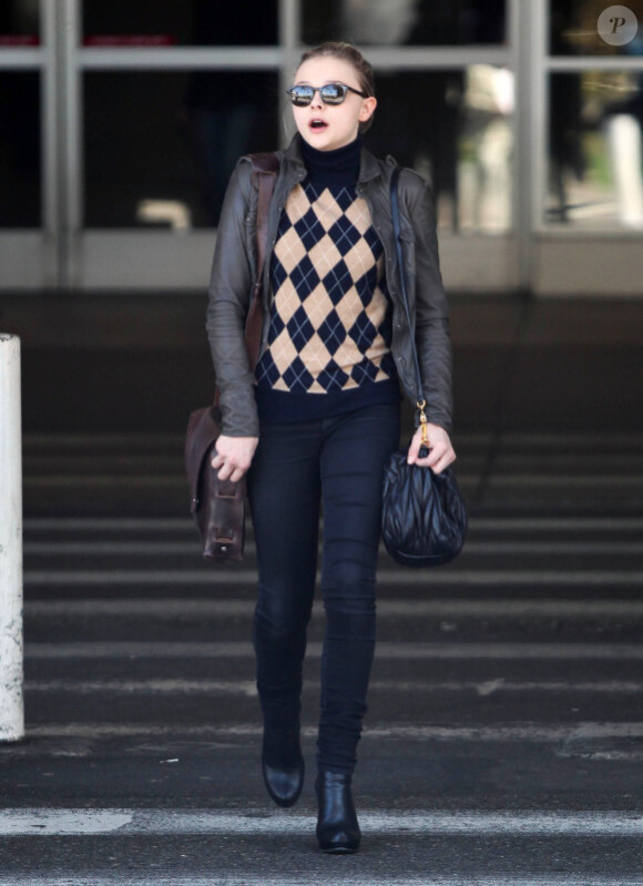 Chloë Moretz arrive à l'aéroport de Los Angeles, le 27 mars 2012.