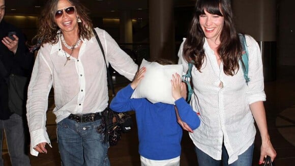 Steven Tyler et Liv Tyler hilares quand le petit Milo joue à cache-cache