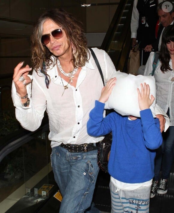 Steven Tyler et son petit-fils Milo à l'aéroport de Los Angeles, le 27 mars 2012.
