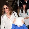 Steven Tyler avec sa fille Liv Tyler et son petit-fils Milo à l'aéroport de Los Angeles, le 27 mars 2012.
