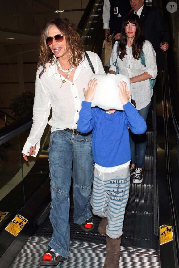 Steven Tyler avec sa fille Liv Tyler et son petit-fils Milo à l'aéroport de Los Angeles, le 27 mars 2012.