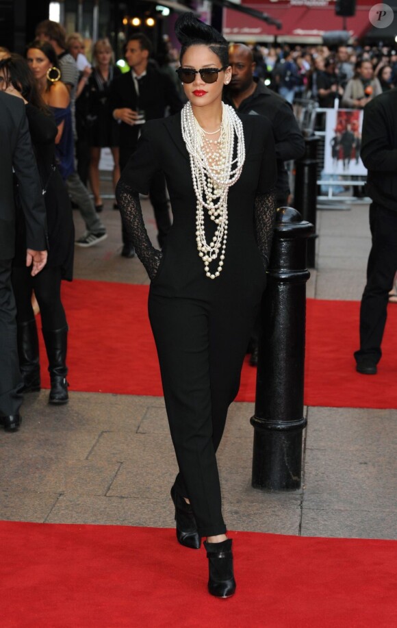 Rihanna, tout de noir vêtue, devient une vraie fashionista.