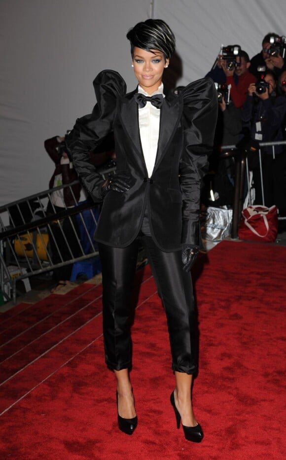 Rihanna en mai 2009 lors du Costume Institute Gala à New York, brillait dans son smoking dont la veste arbore des épaules bombées.
