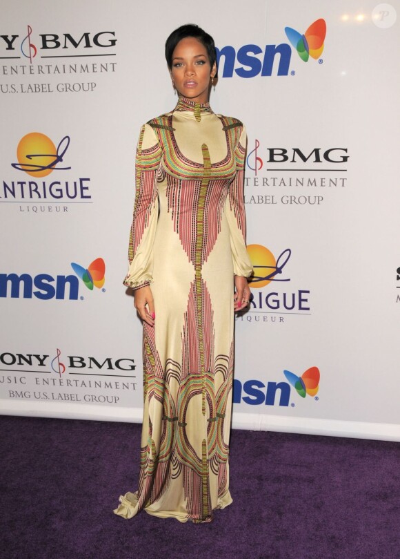 Rihanna effectue un énorme fashion faux-pas avec cette longue robe imprimée. Une archive que la chanteuse est parvenue à nous faire oublier.