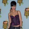 Rihanna lors des Kids' Choice Awards 2008, entre look masculin et girly. C'est la confusion !