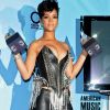 Rihanna, moulée dans un total look cuir, nous rappelle Xena La Guerrière avec ses deux American Music Awards dans les mains. Novembre 2008.