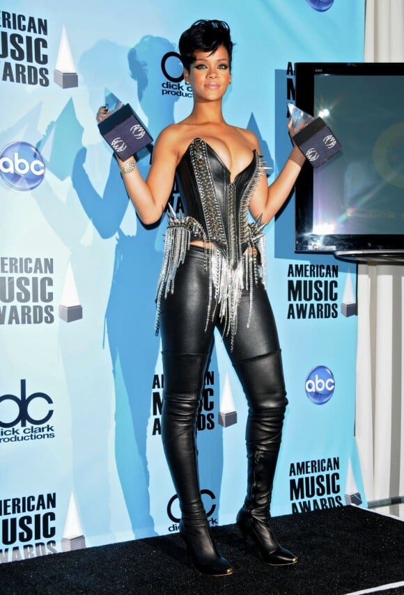Rihanna, moulée dans un total look cuir, nous rappelle Xena La Guerrière avec ses deux American Music Awards dans les mains. Novembre 2008.