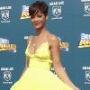 Rihanna lors des BET Awards 2008 brille dans sa robe jaune. Un peu trop même...